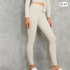 Alo Yoga High-Waist Avenue Leggings White Size M